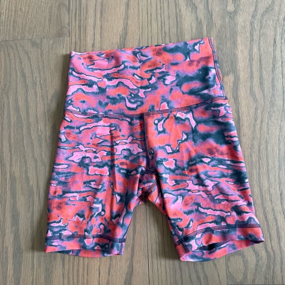 Lululemon Wunder Train 6 inch shorts - Picture 4 of 6